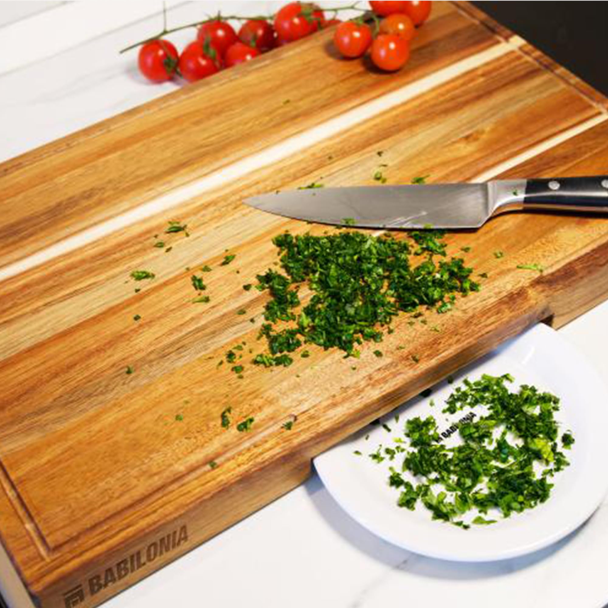 BABILONIA included oil bottle helps maintain the wood's finish.
