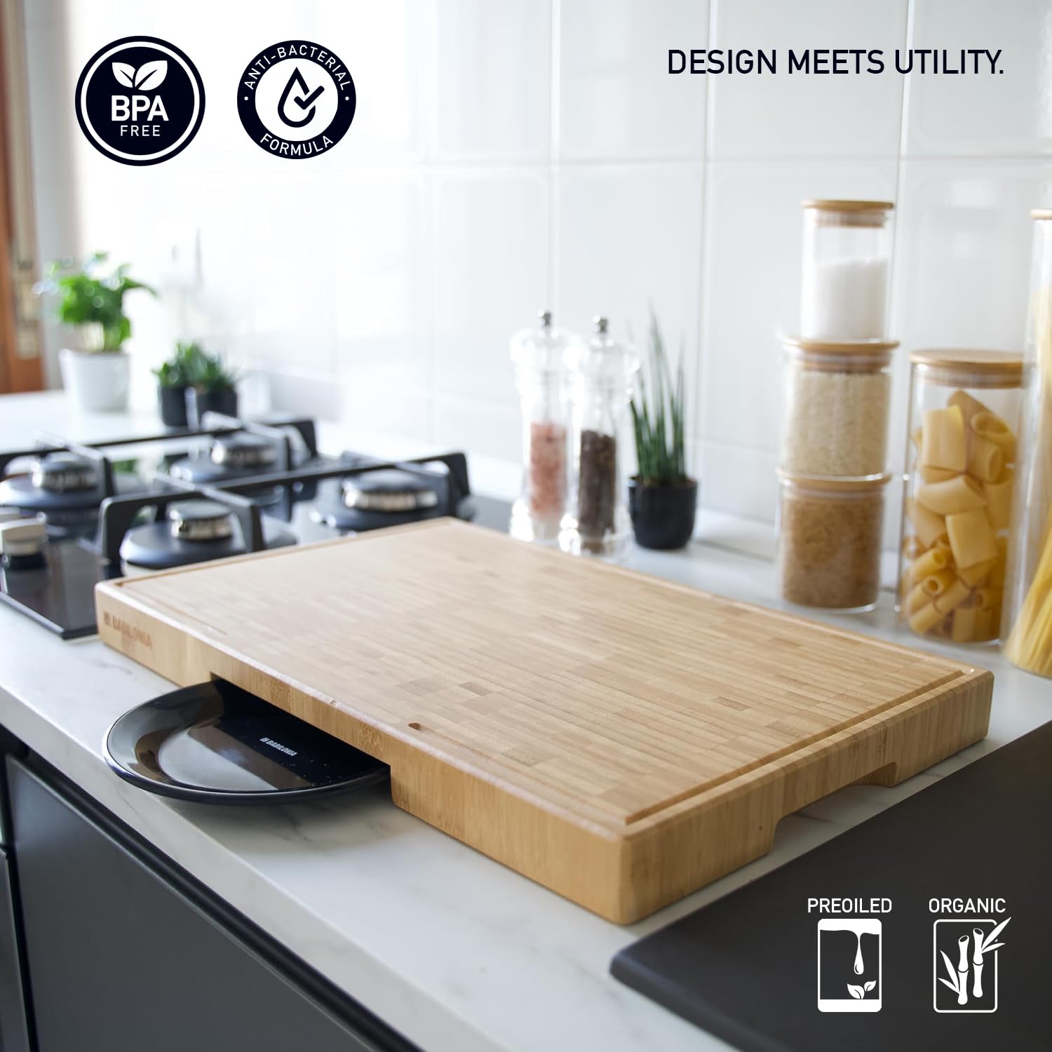 BABILONIA end-grain cutting board in use for precise slicing