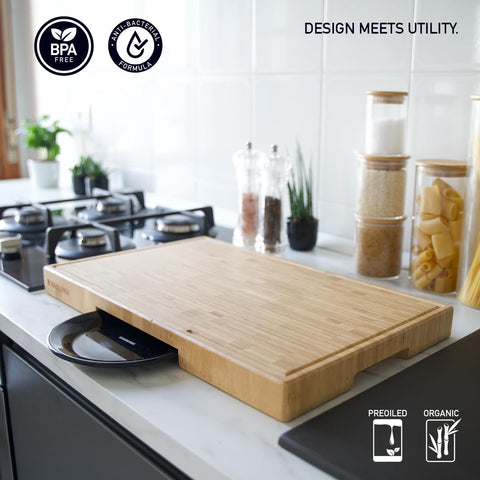 BABILONIA end-grain cutting board in use for precise slicing