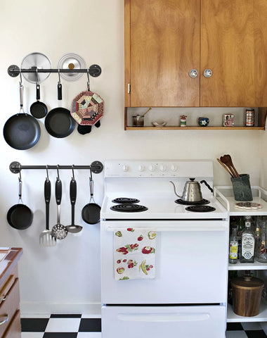 Bailoo pot lid and utensil storage on the rack.