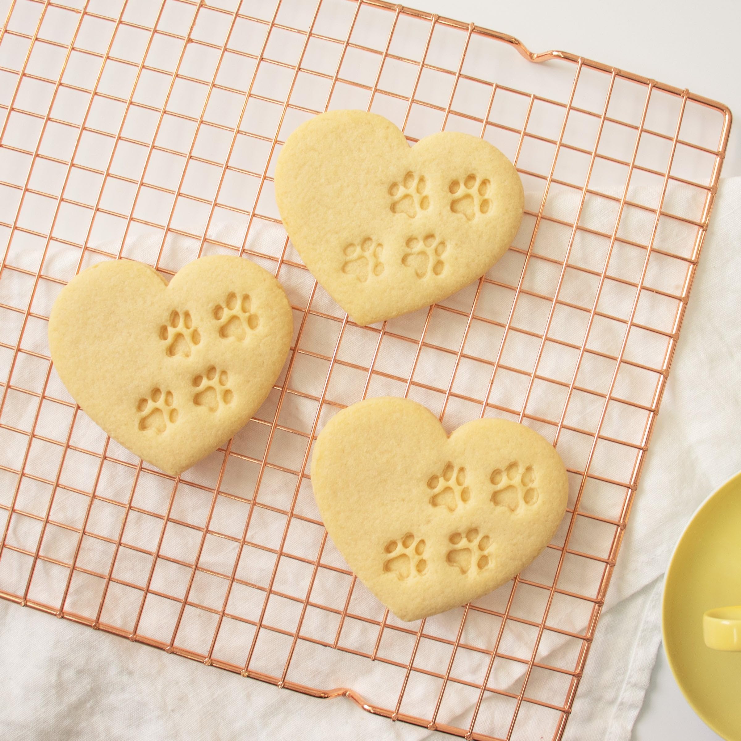 Bakerlogy Dishwasher-safe Heart Paw Prints Cutter for easy cleanup.