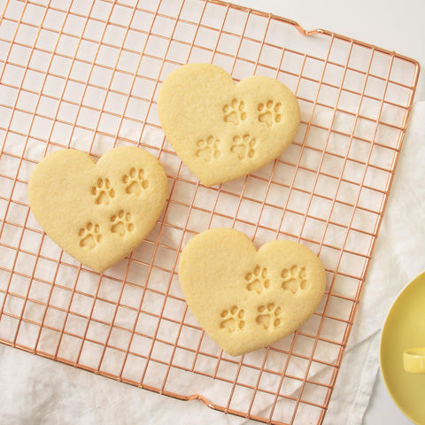 Bakerlogy Dishwasher-safe Heart Paw Prints Cutter for easy cleanup.