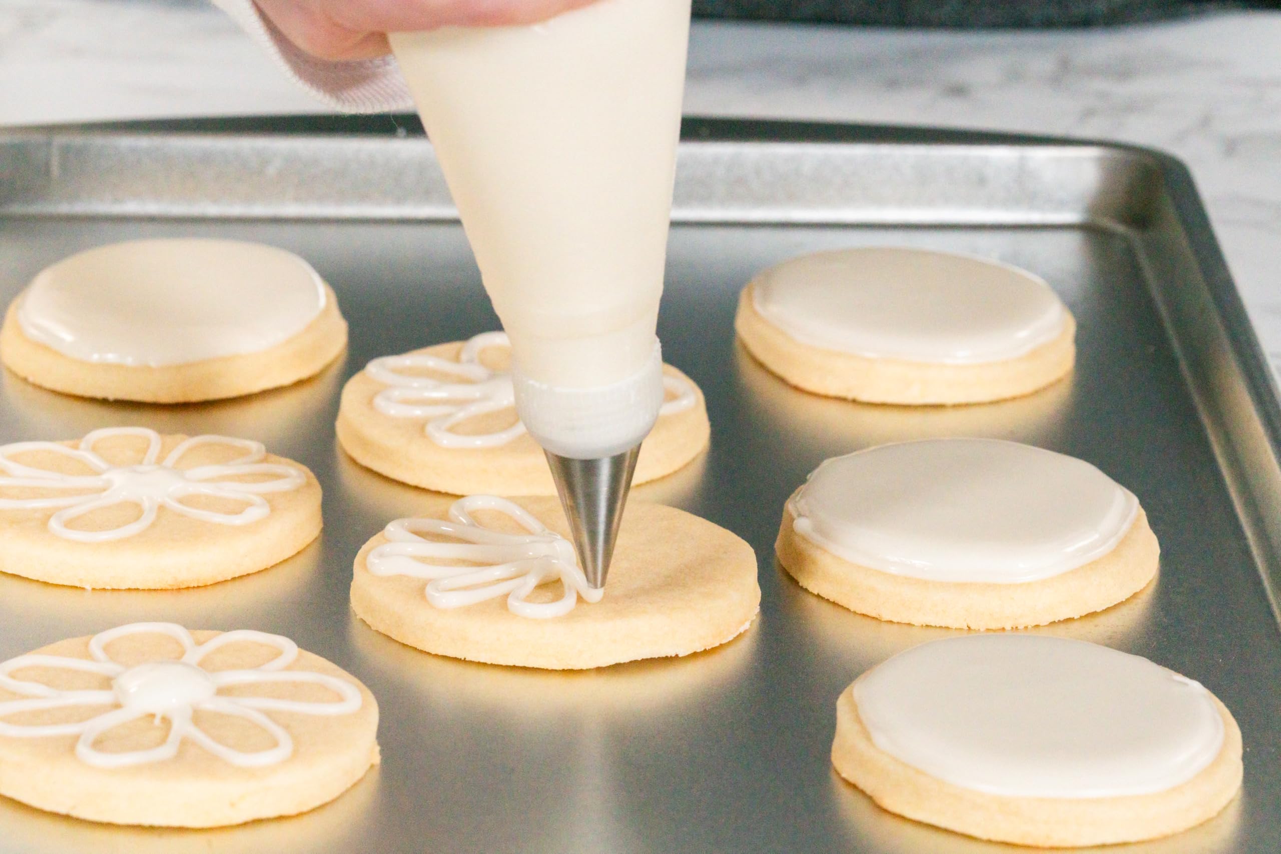 Bakerpan piping bags and couplers for versatile decorating options
