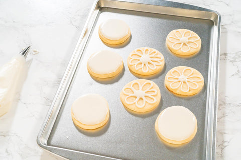 Bakerpan textured piping bags for decorative effects and consistent flow