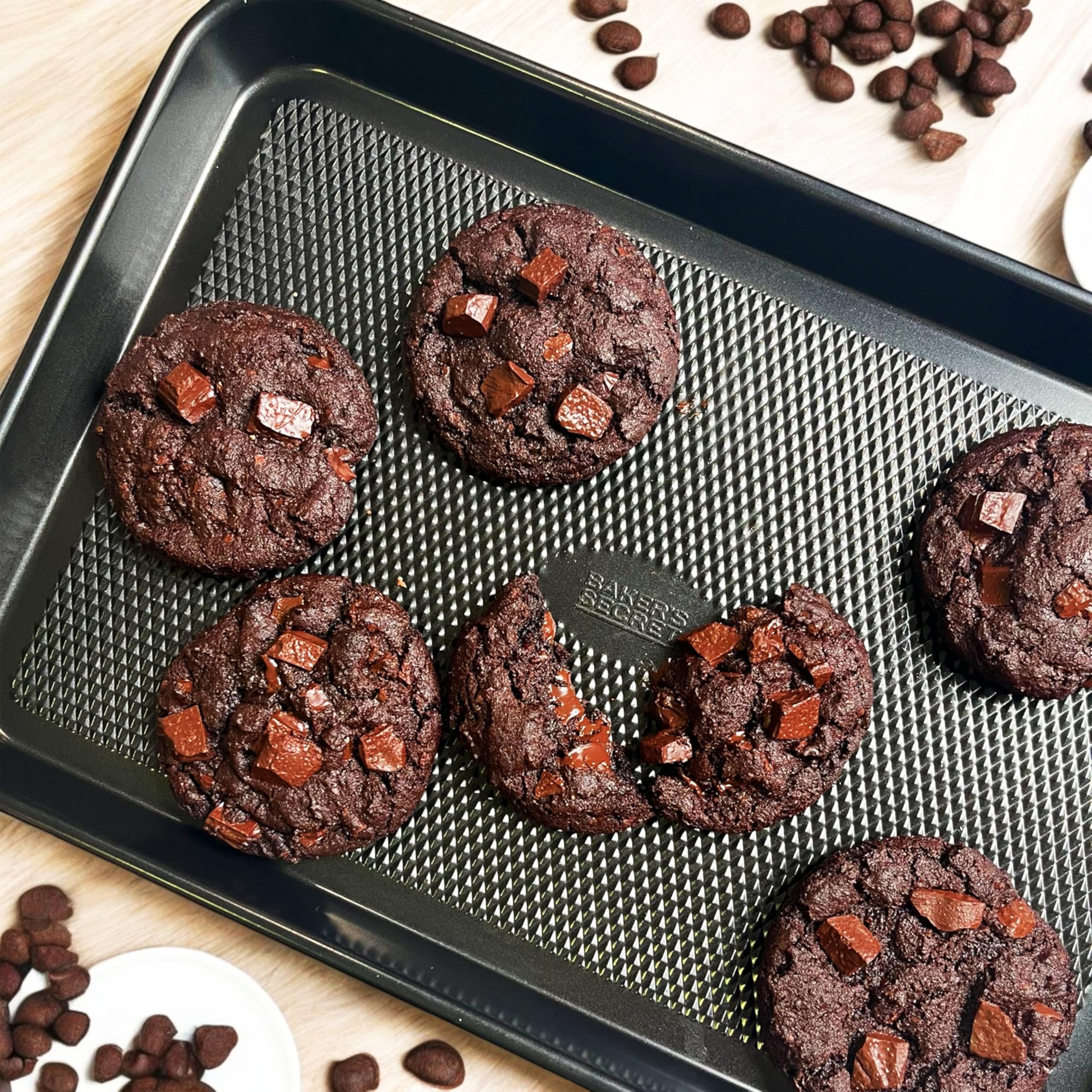 Baker's Secret air-flow diamond design promotes even heat distribution.