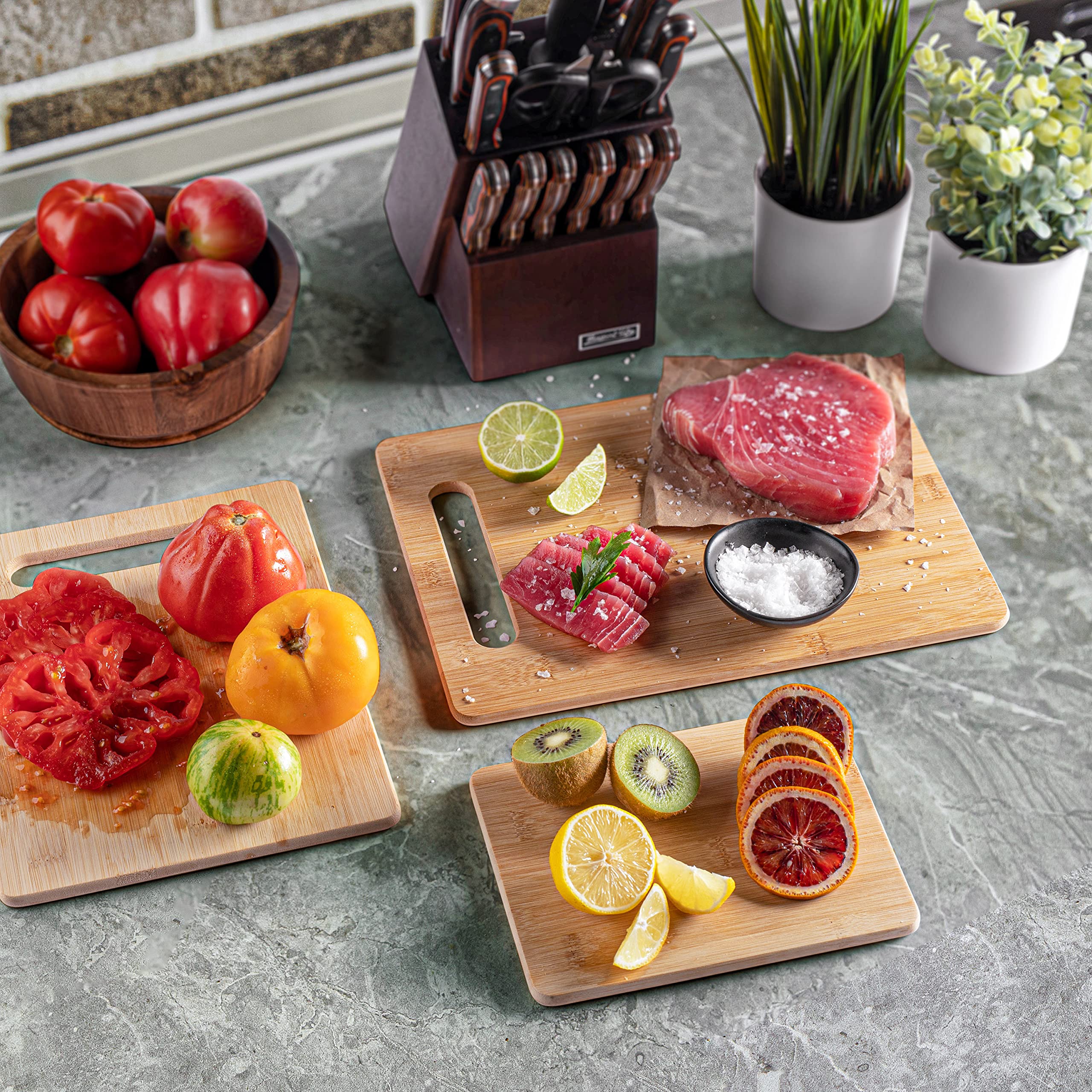 Bambüsi medium board top view highlights compact everyday prep