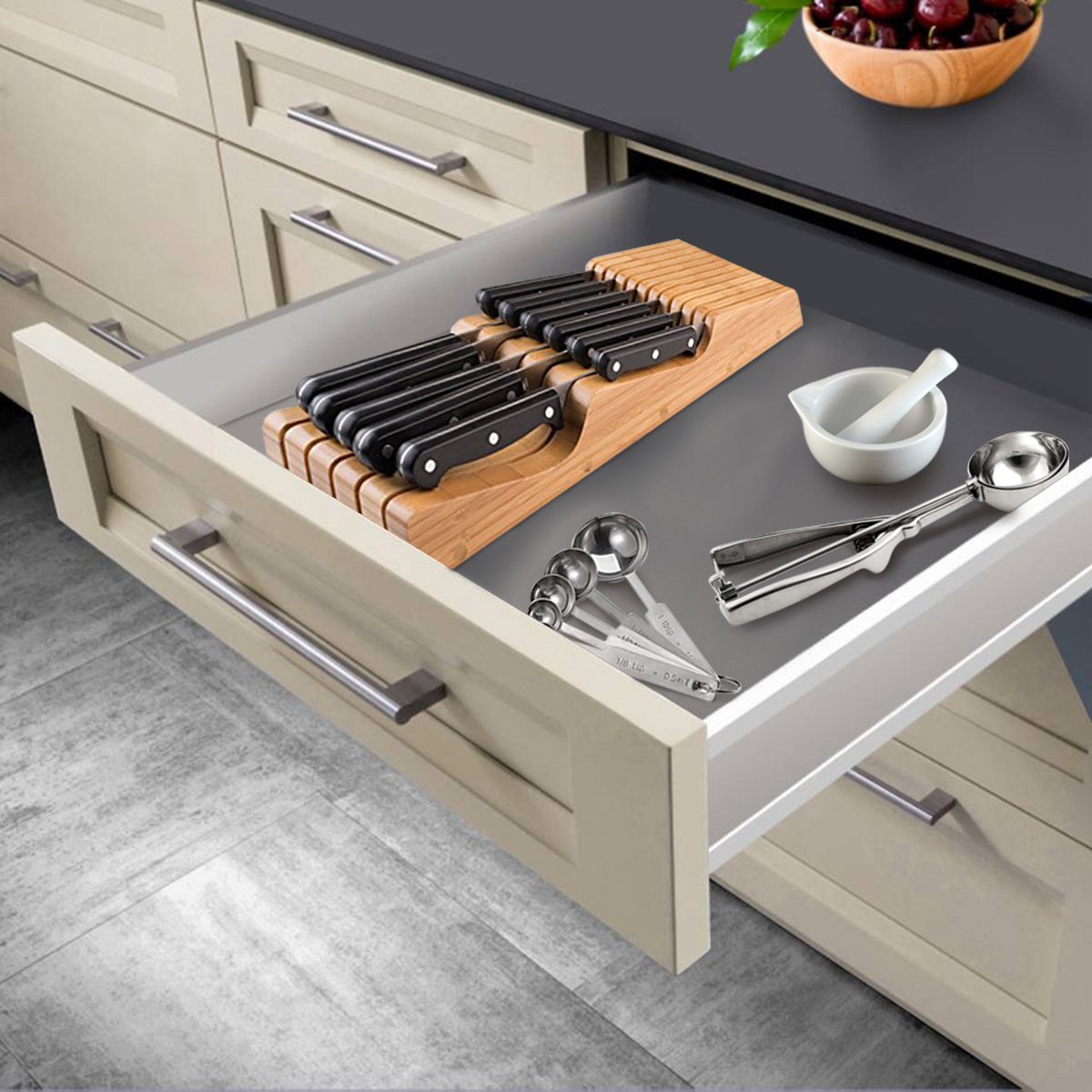 Bambusi block stores five large and six small knives for flexible use.