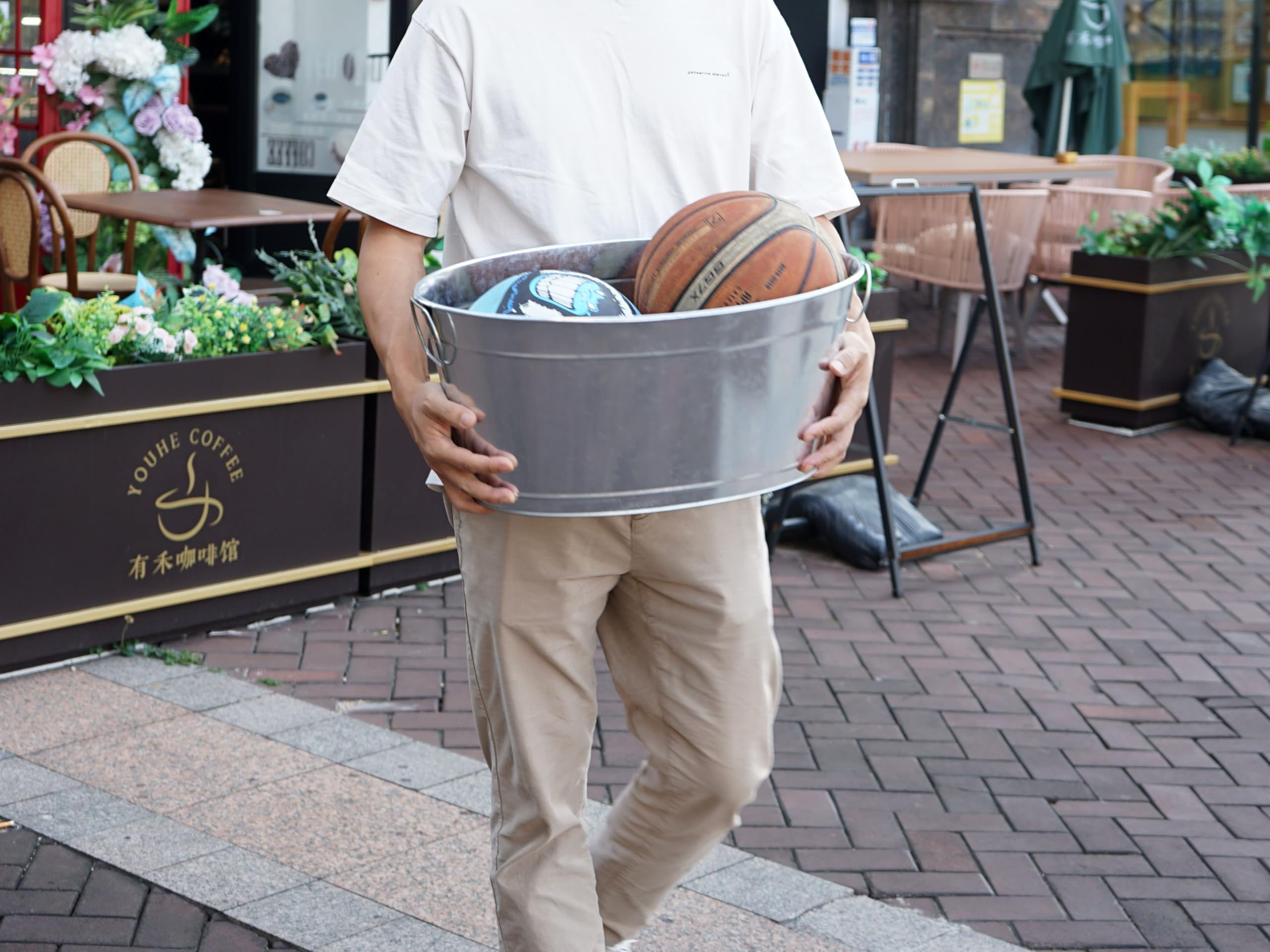 BARsics large 6-gallon beverage tub with handle for simple transport.