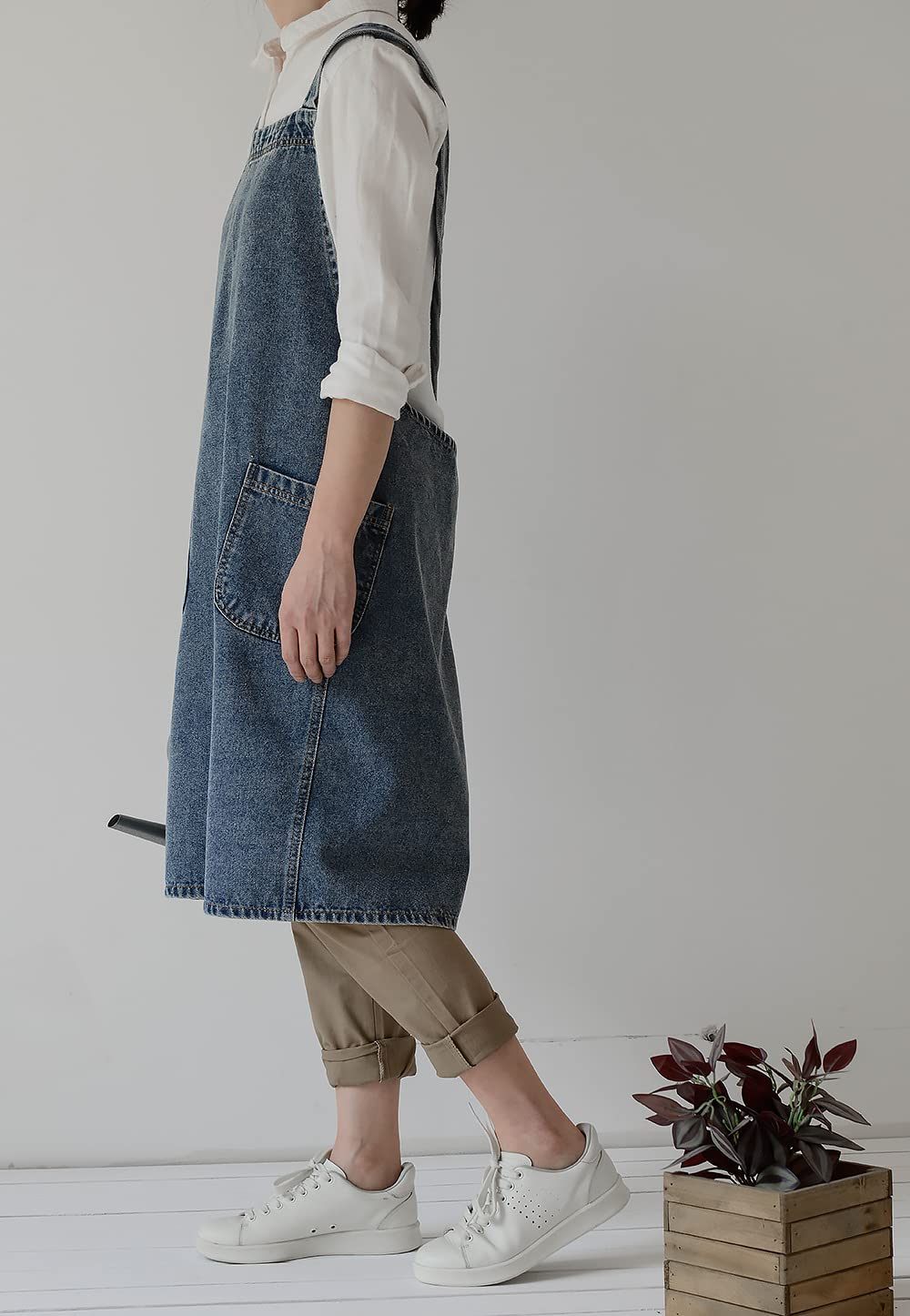 Machine-washable BCHWAY FAMILY denim apron with durable stitching for long wear.