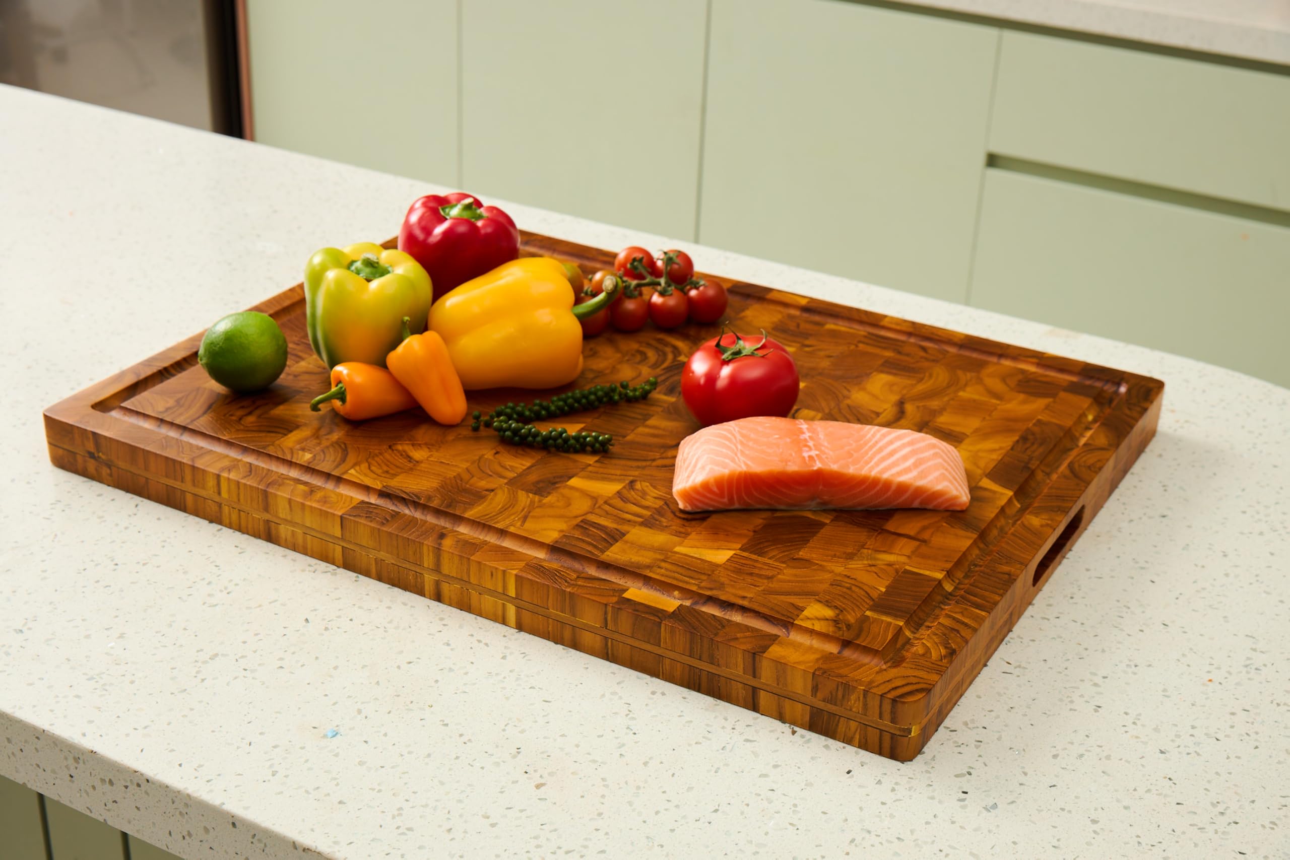 BEAR CHOP acacia board ideal for carving and serving.