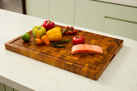 BEAR CHOP acacia board ideal for carving and serving.