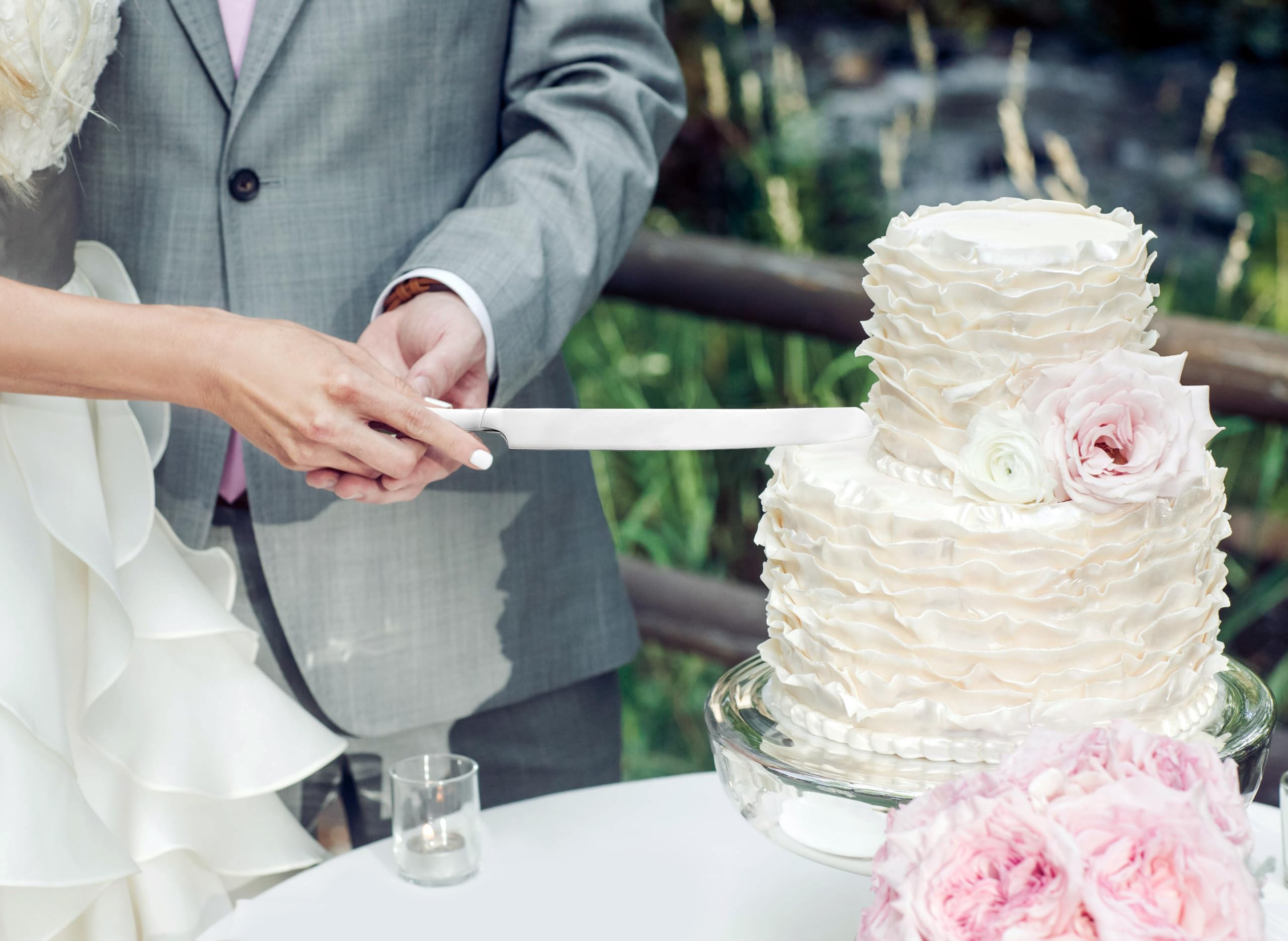 BEKESIN ergonomic handle design for comfortable cake cutting