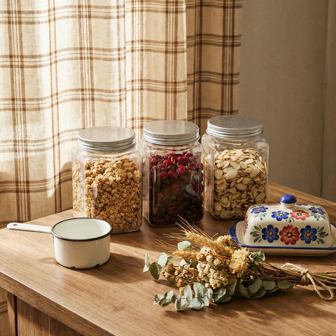 Bekith screw-on airtight seal helps prevent spills.
