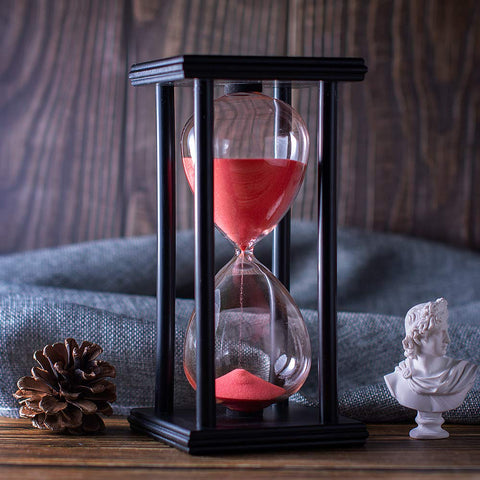 BELLAWARE hourglass with red sand in a wooden frame for focused work.