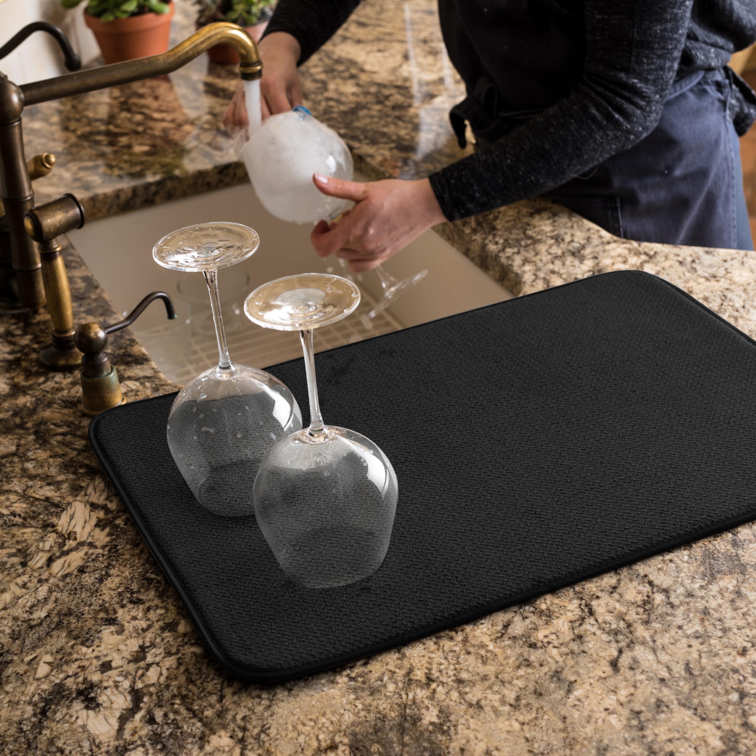 Bellemain XXL dish mat protects glassware and counter from scratches.