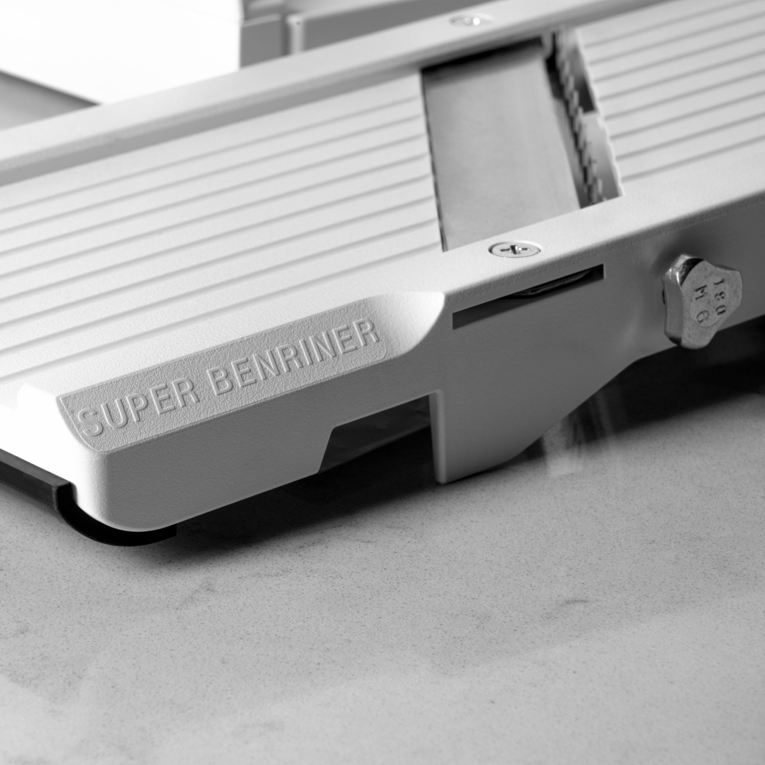 Stainless steel body of Benliner flat blade for sturdy performance.
