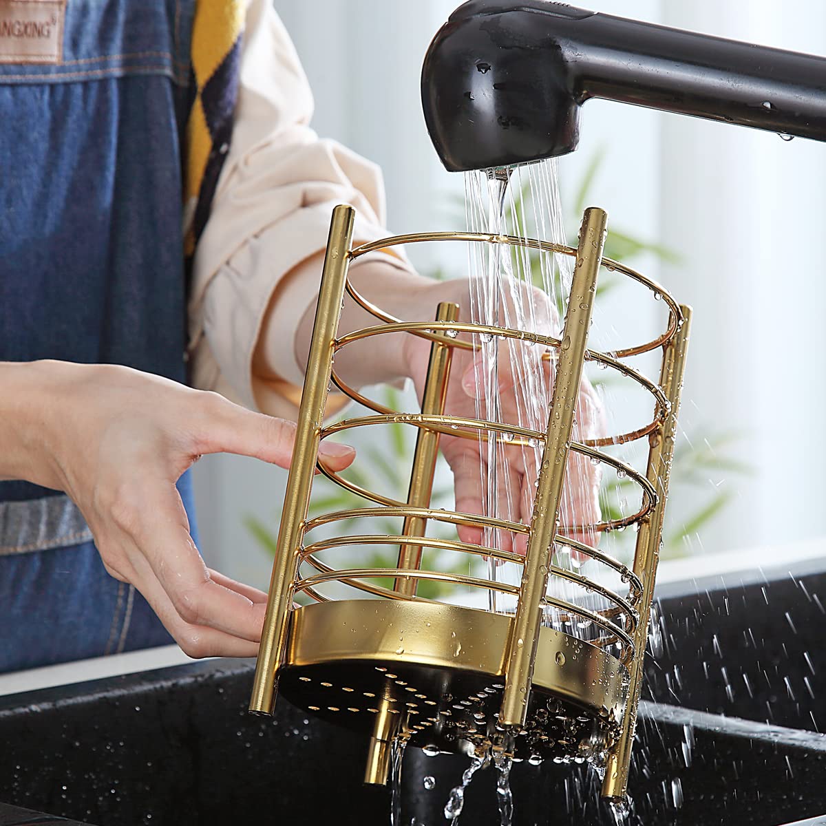 Berglander Gold skimmer drains excess oil quickly for frying.