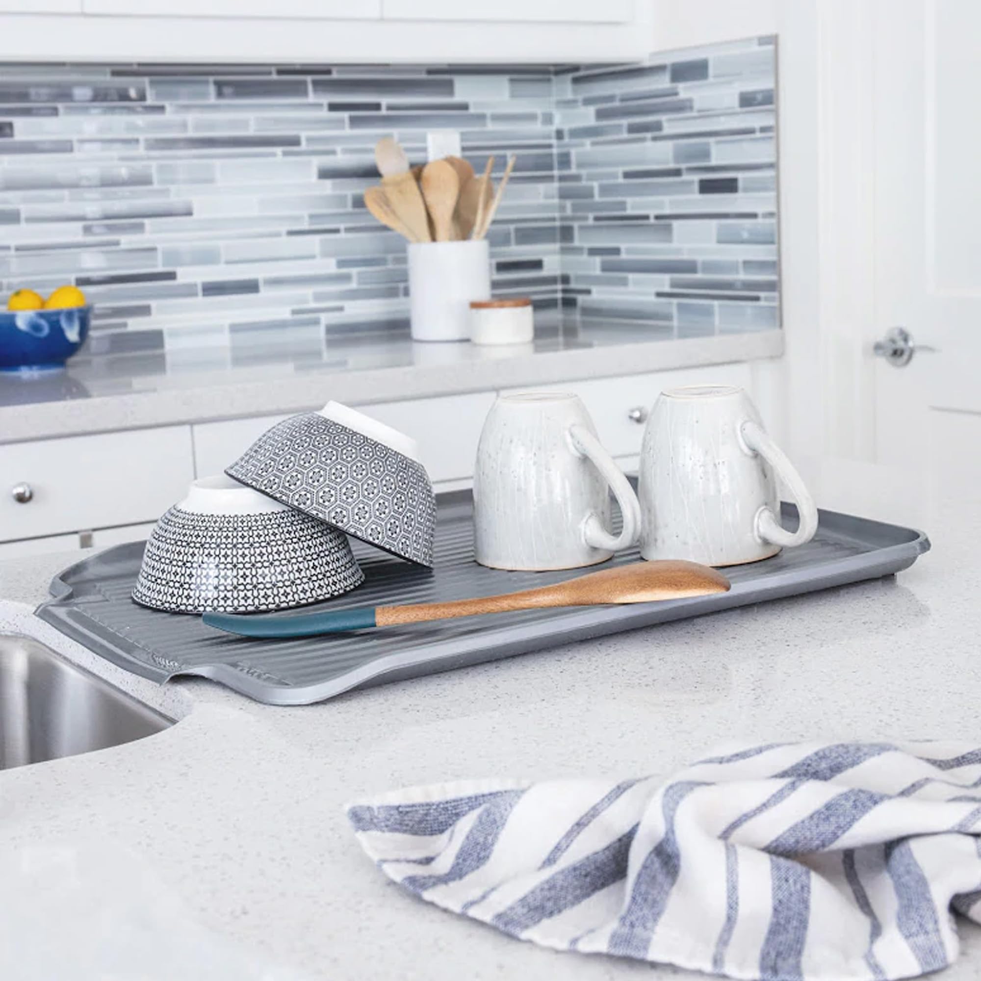 Better Houseware lip-over-sink edge design promotes tidy, fast draining.