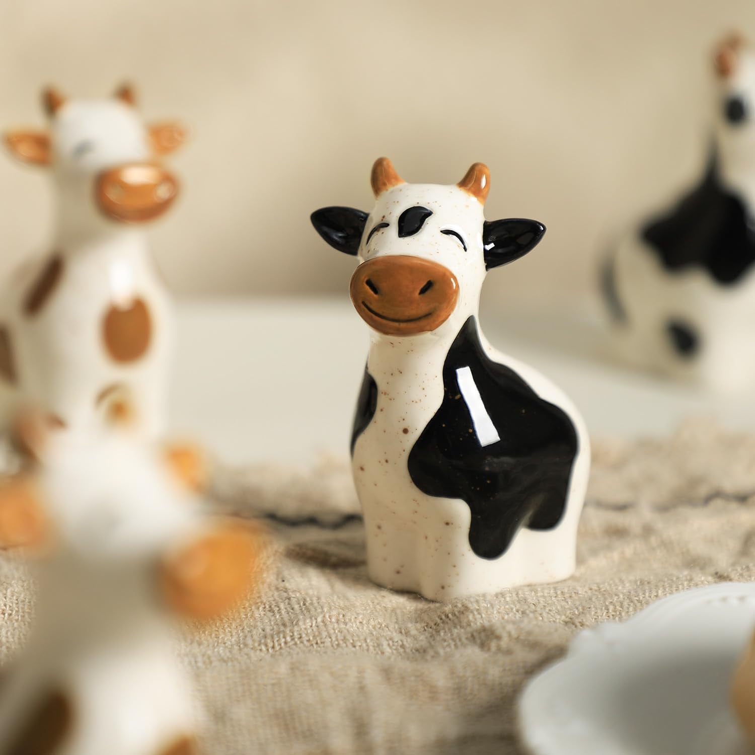 Bicuzat cute cow design shakers brighten any dining table.