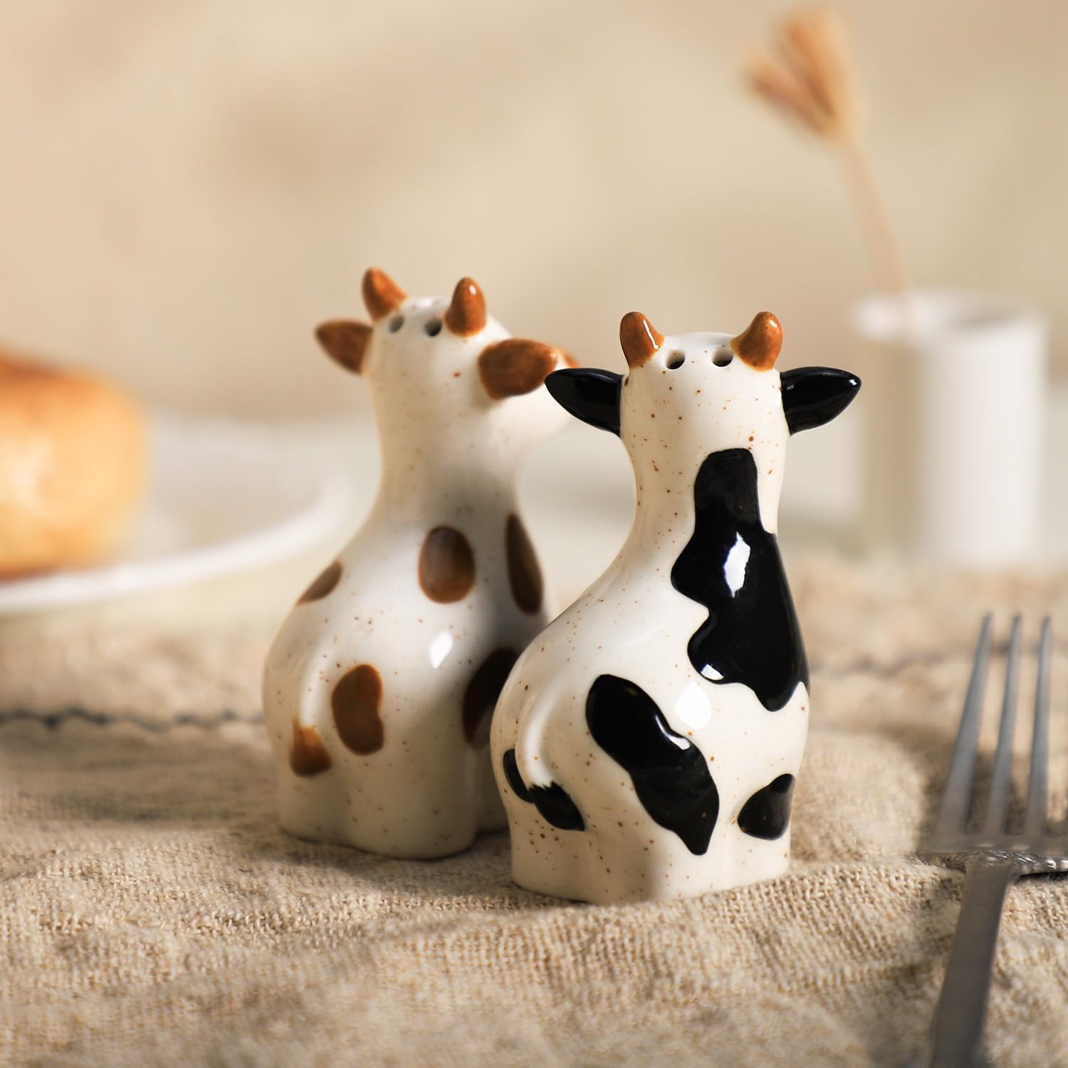 Bicuzat salt and pepper set with cow figures, keeps seasoning within easy reach.