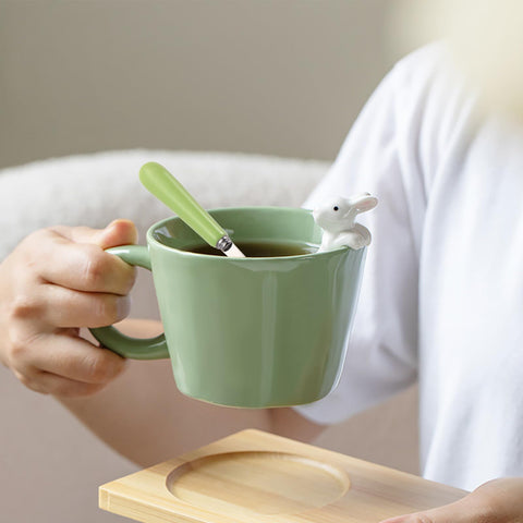 BigNoseDeer mug with lid and spoon in green, ideal for hot beverages at home