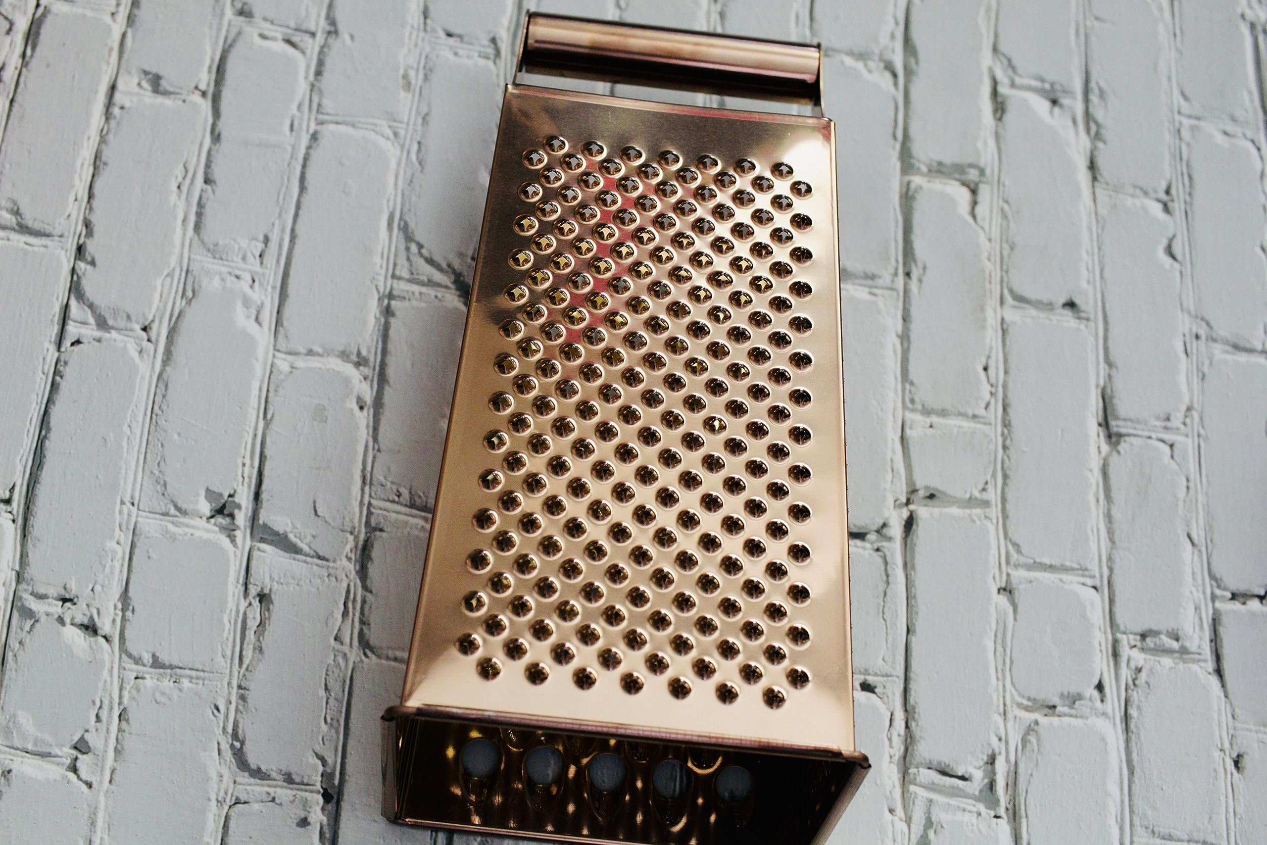 BISDARUN ginger grating with grater for quick flavor-ready prep.