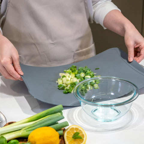 Blue Ginkgo mats feature juice grooves to catch liquids and reduce countertop mess.