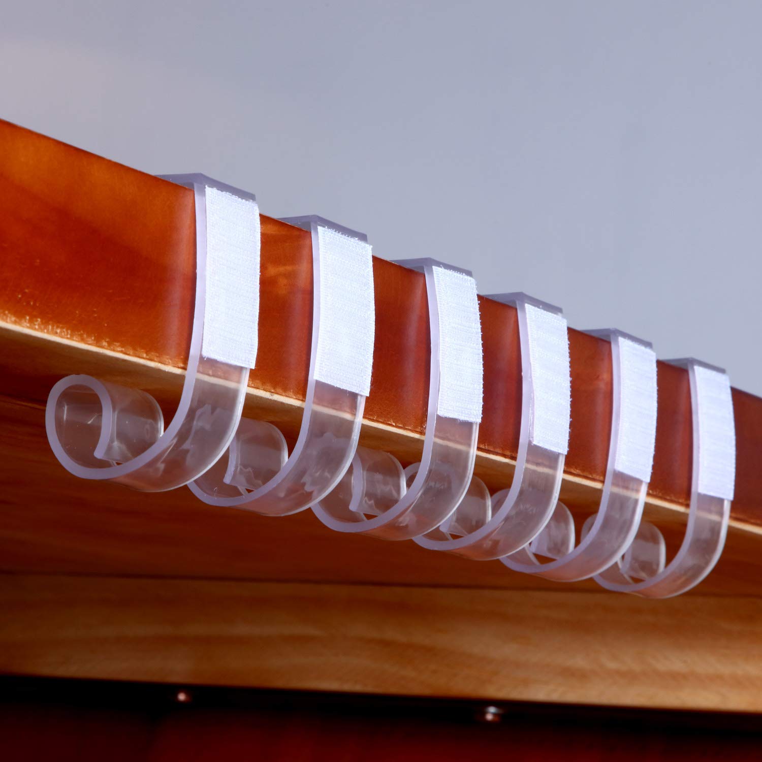 Boao clips’ curved design ensures a tight fit on tables.
