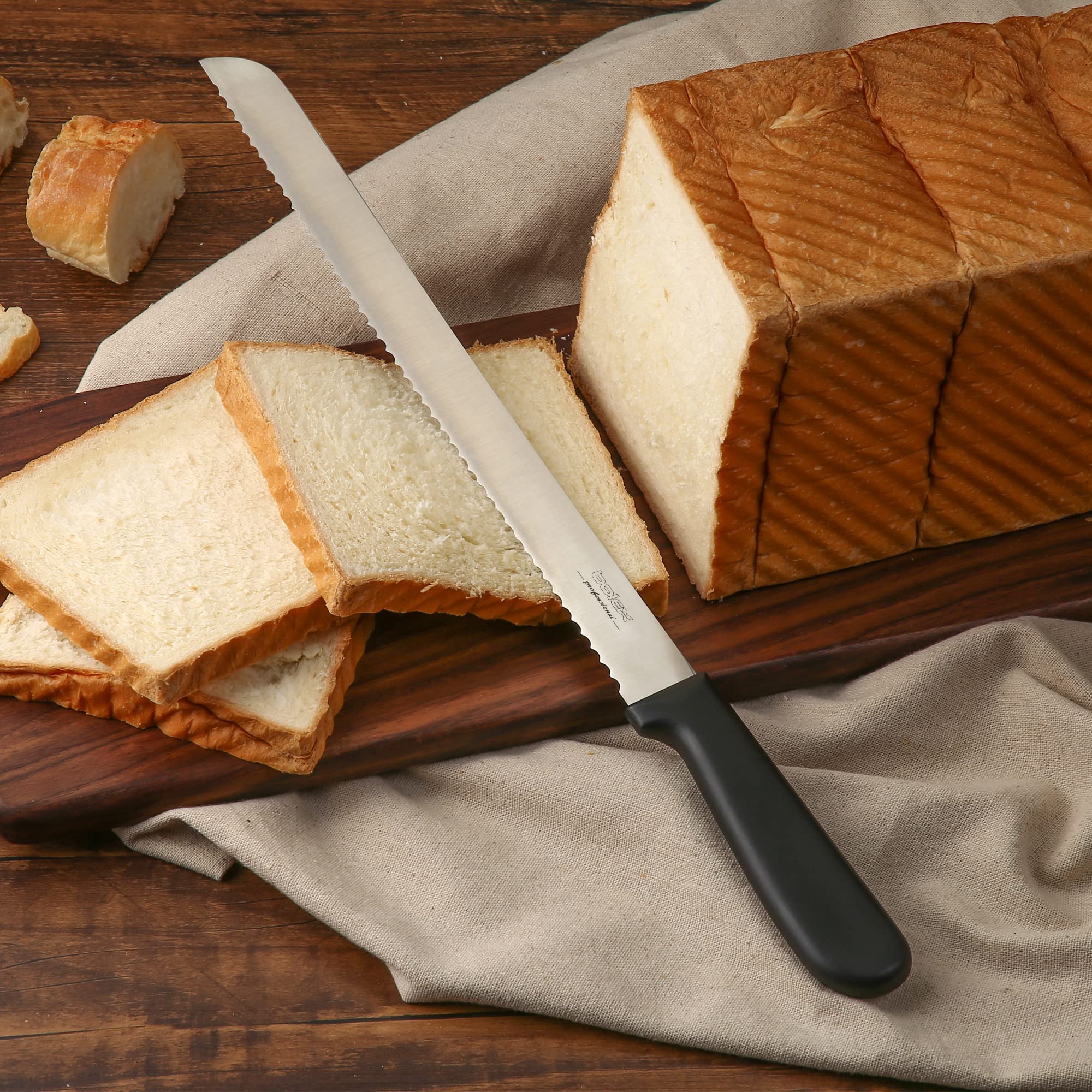 BOLEXINO ergonomic handle provides balanced control for comfortable long slicing.