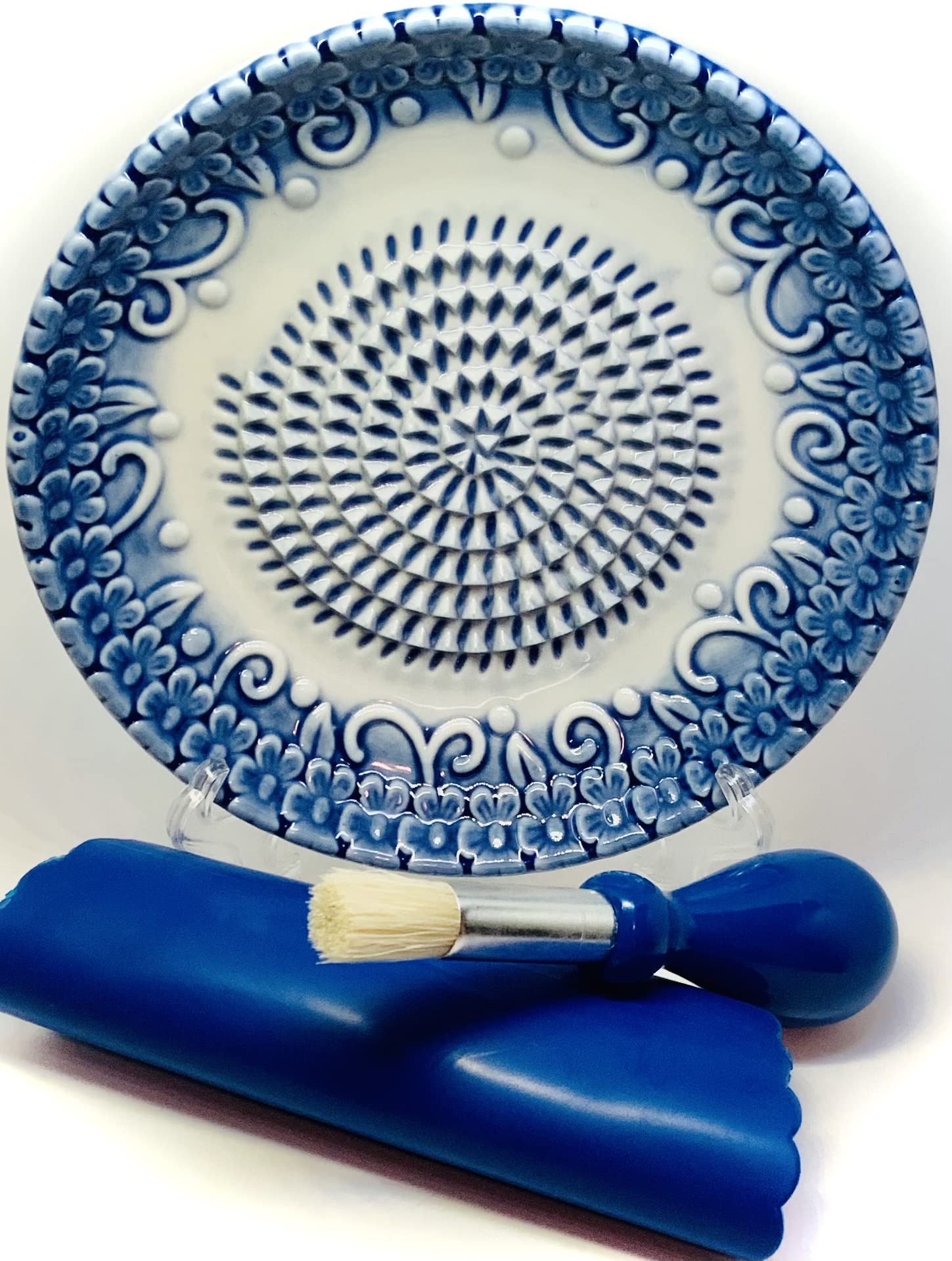 BonCera ceramic grater plate for efficient garlic and ginger shredding.