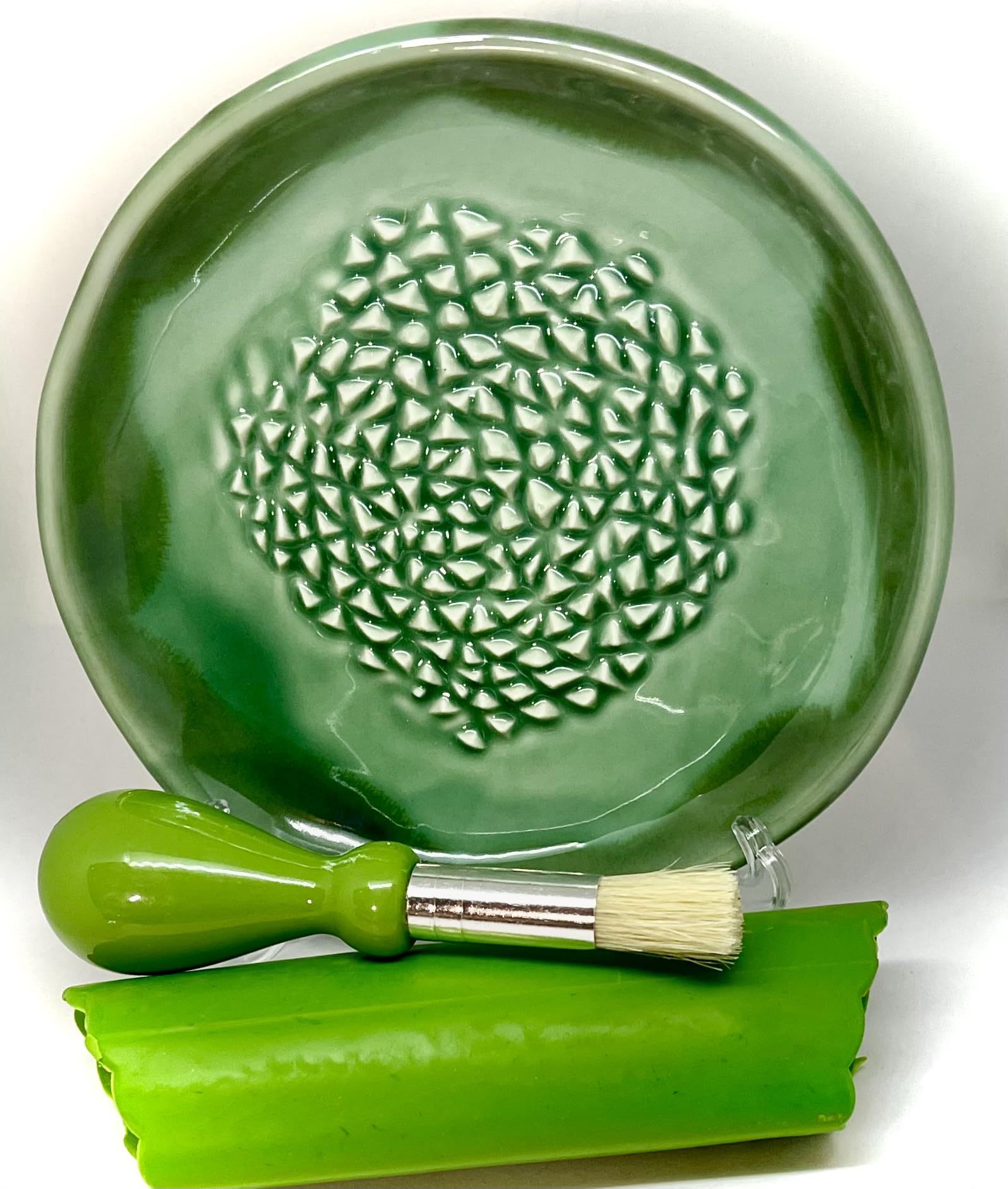 BonCera ceramic grater plate front view – quick garlic shredding on a non-reactive surface.