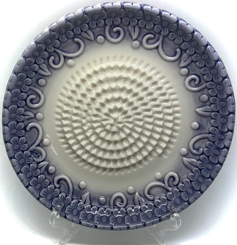 BonCera dishwasher-safe ceramic plate is easy to clean after use