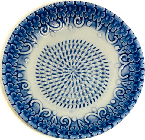 BonCera display stand showcasing the blue embossed set on the counter.