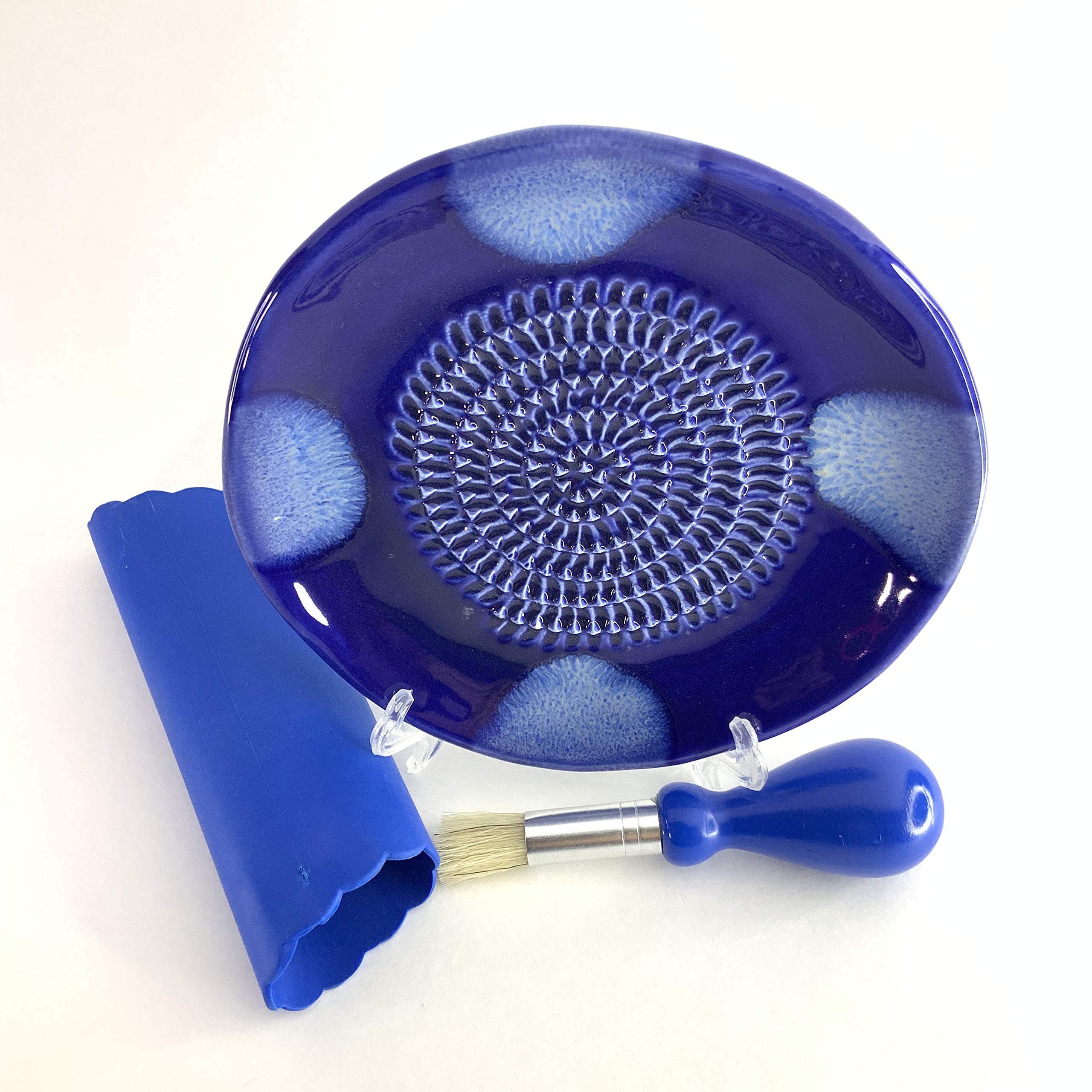 BonCera gathering brush removes shredded ingredients from the plate easily.