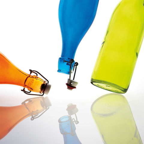 Leakproof Giara bottle with clamp lid preventing spills during serving.