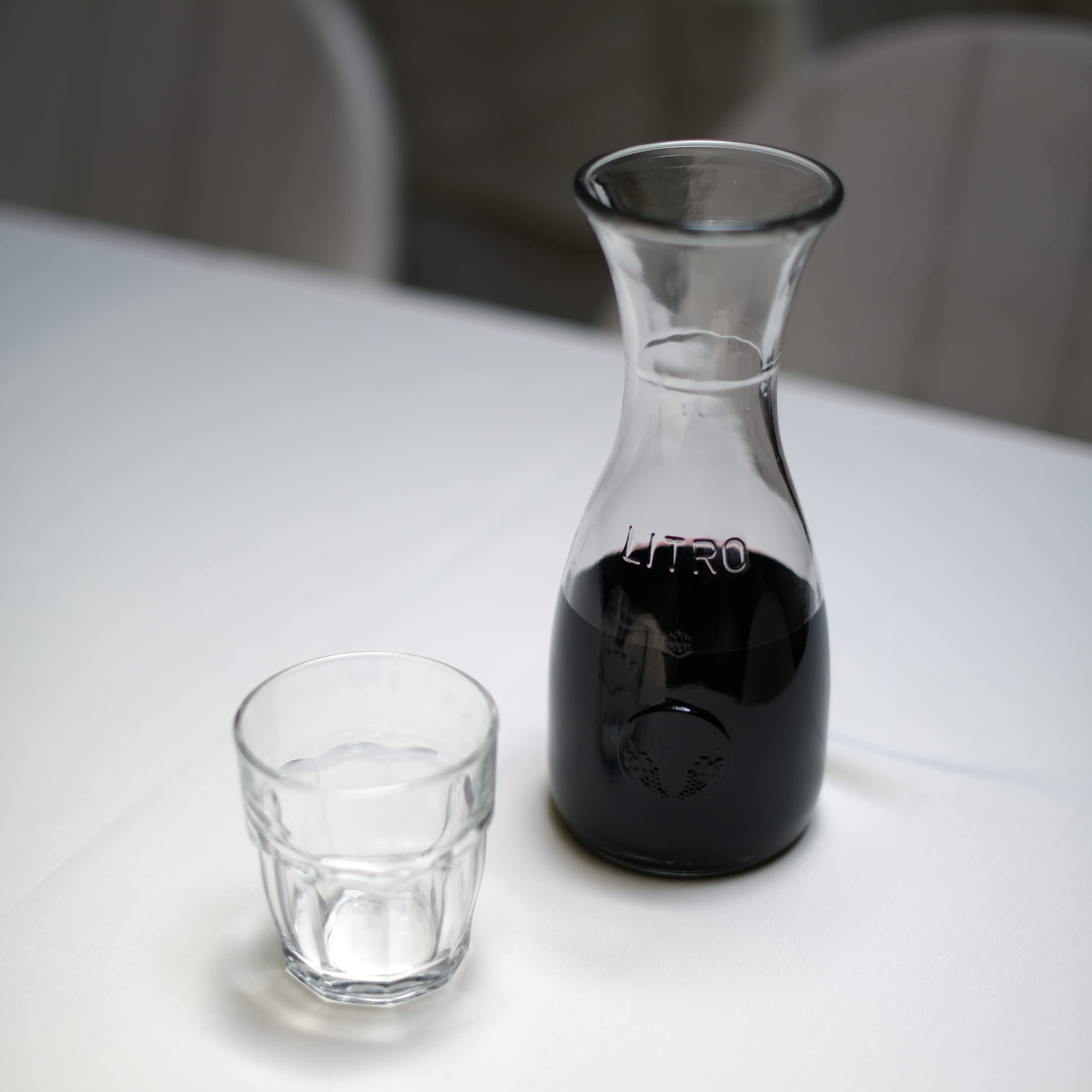 Elegant Misura carafe adds a refined table decoration touch