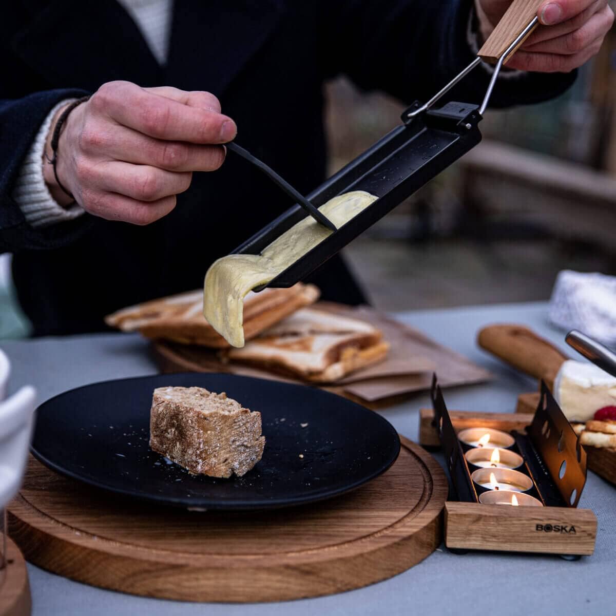 Boska Barbeclette pan with non-stick coating ensures easy cheese melting.