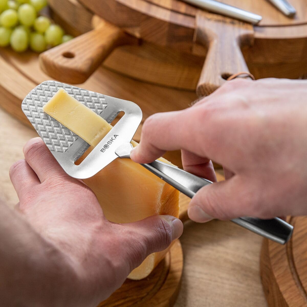 Boska Monaco+ ergonomic handle for comfortable, extended slicing sessions.