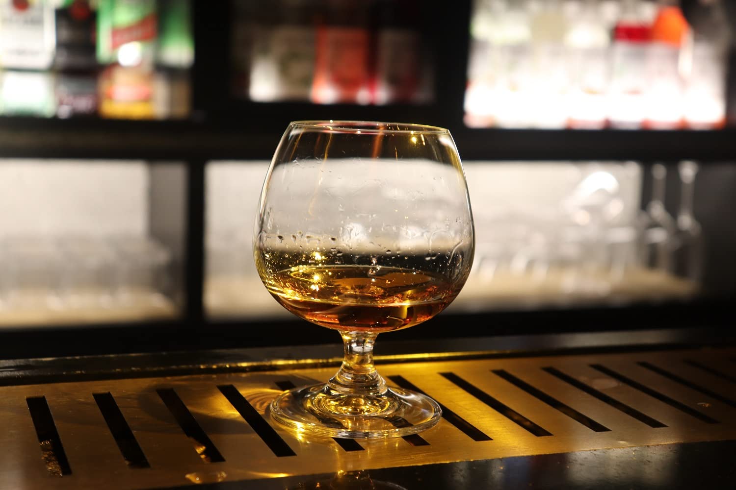 BothEarn brandy snifter 400ml hand-holding moment for slow savor and aroma.