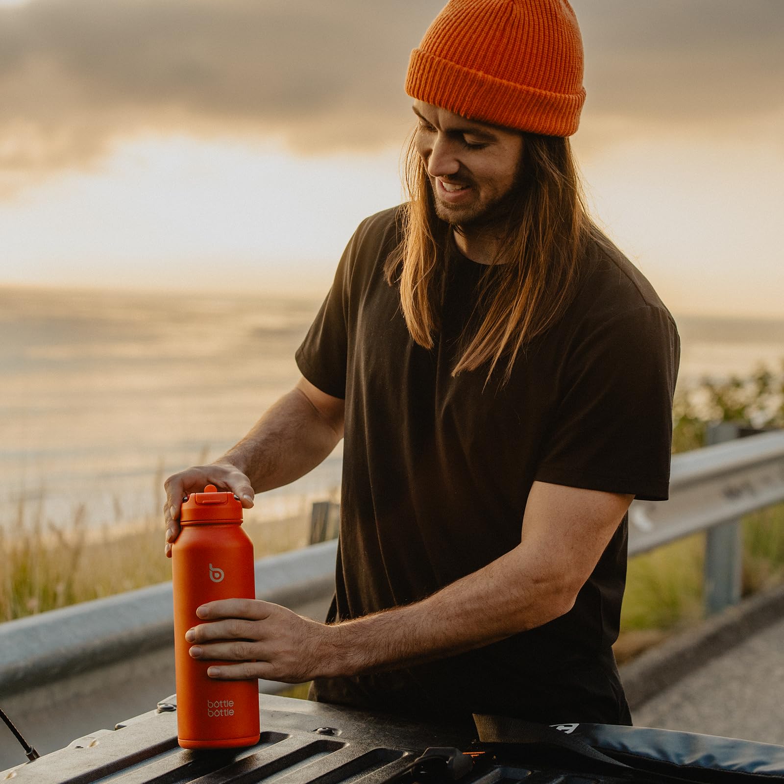 BOTTLE BOTTLE lid handle for easy carrying.