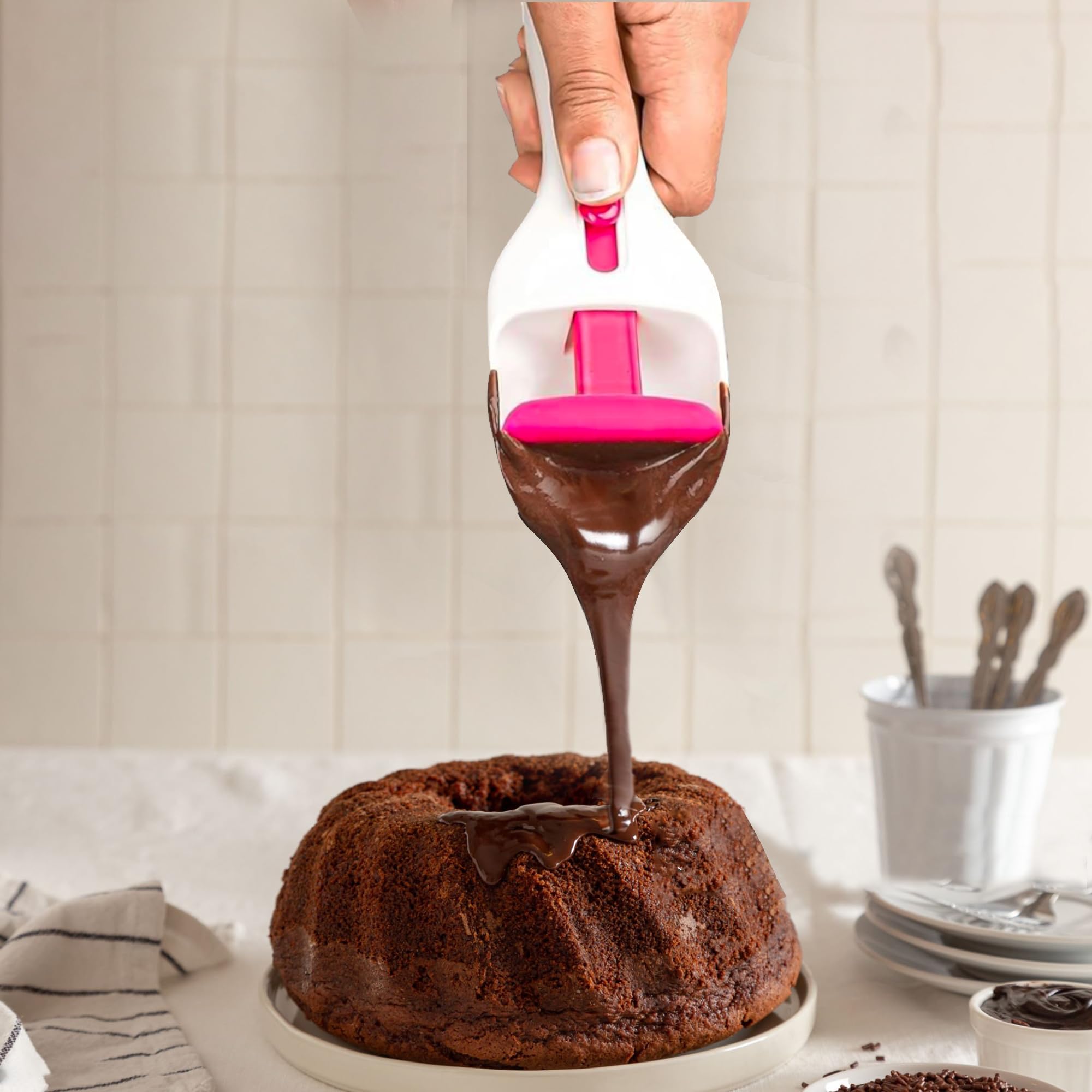 BuleVina one-touch release scoop demonstrating precise batter flow.