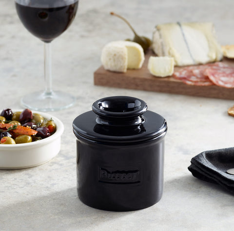 Butter Bell Cafe Retro pattern relief adds charm while preserving butter flavor at room temperature.