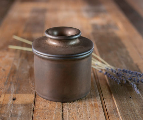 Butter Bell water-filled base demonstrates airtight preservation during daily use.