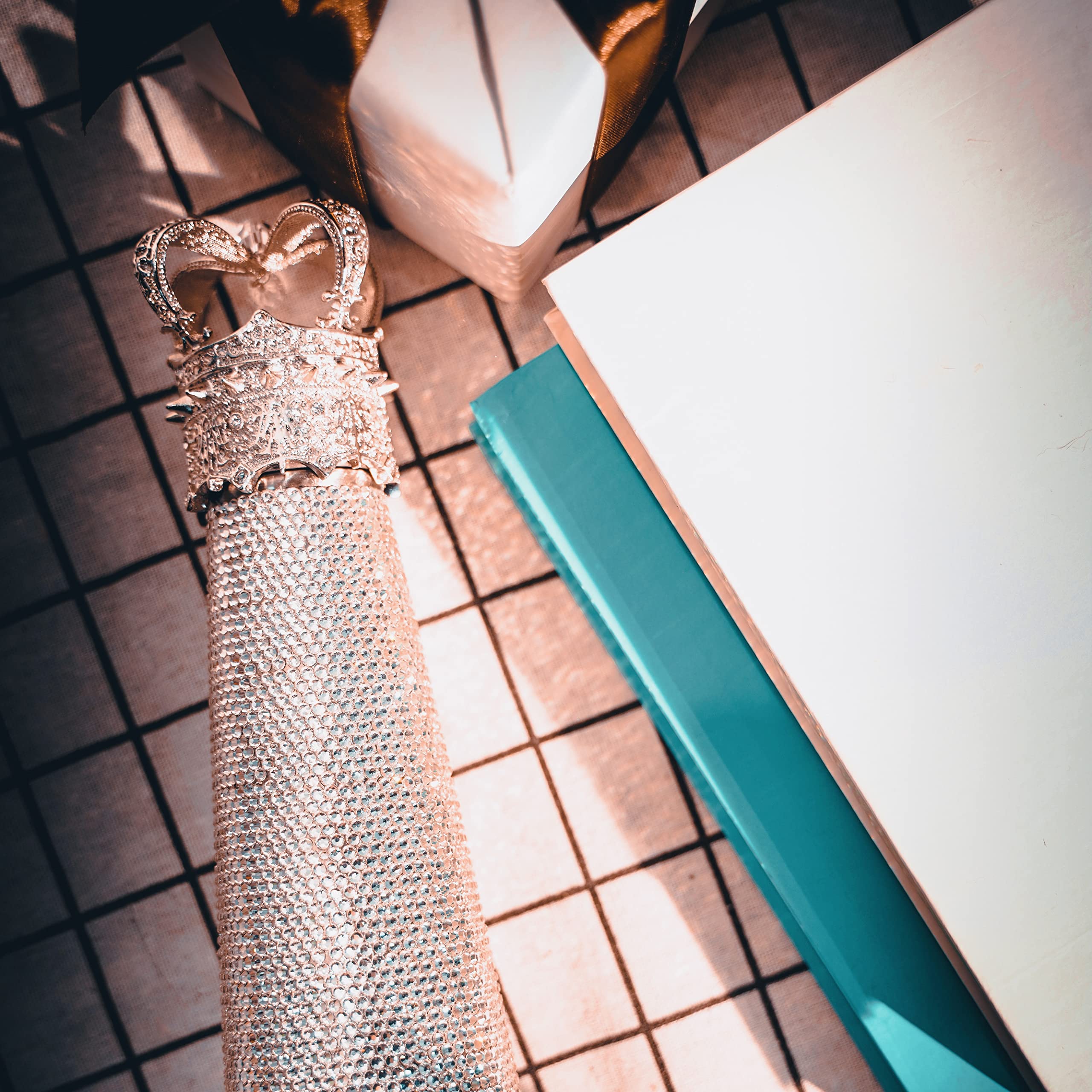 Buyso Bling Water Bottle crown embellishment adds luxury gifting appeal.