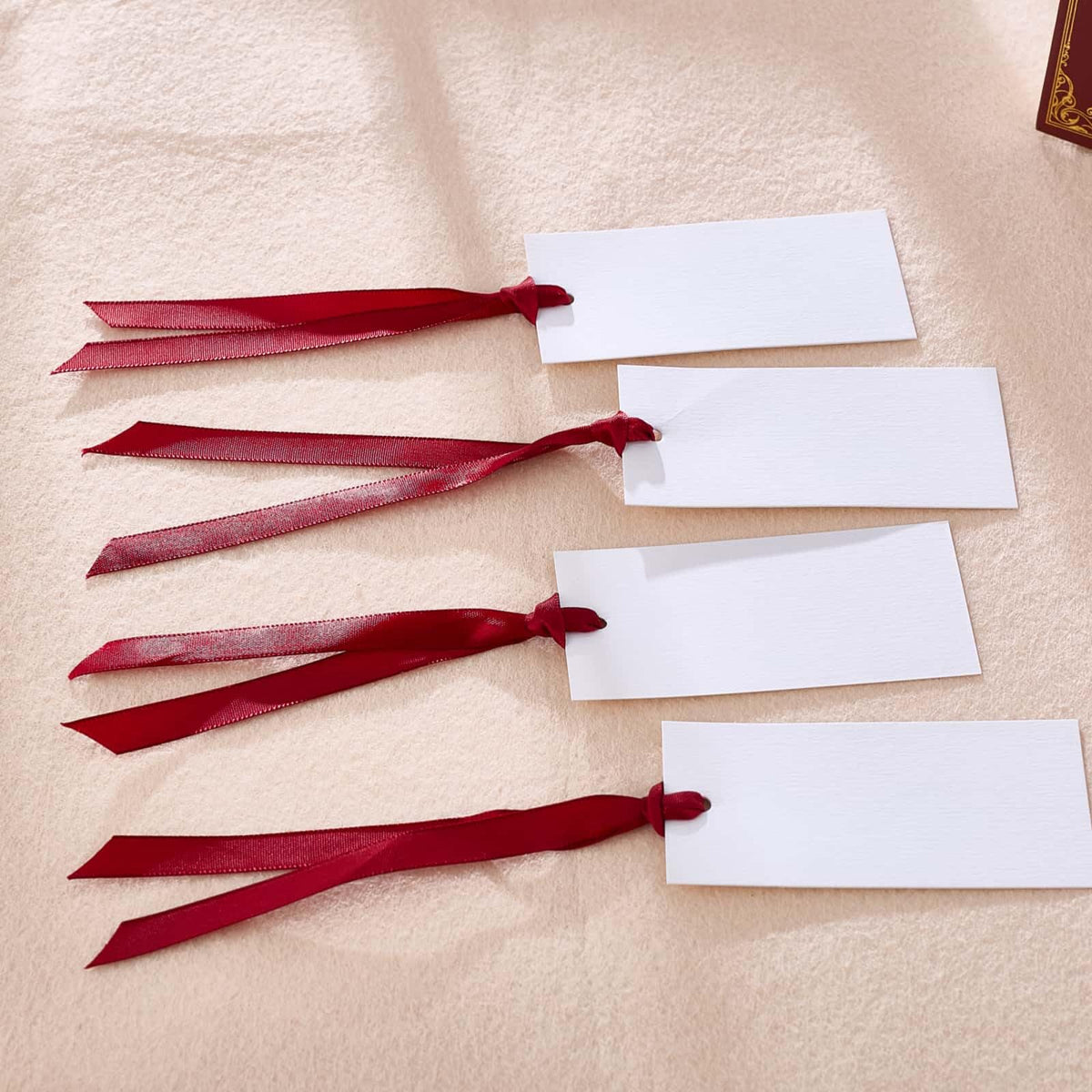 BZQCRT 60pcs name cards on wedding table for organized seating.