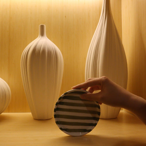 CACXKEP hand-painted striped mug adds color to coffee breaks.