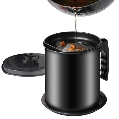 Cambom bacon grease container with lid keeps oil protected from dust.