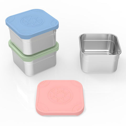 Three containers with lids included in the Caperci set.