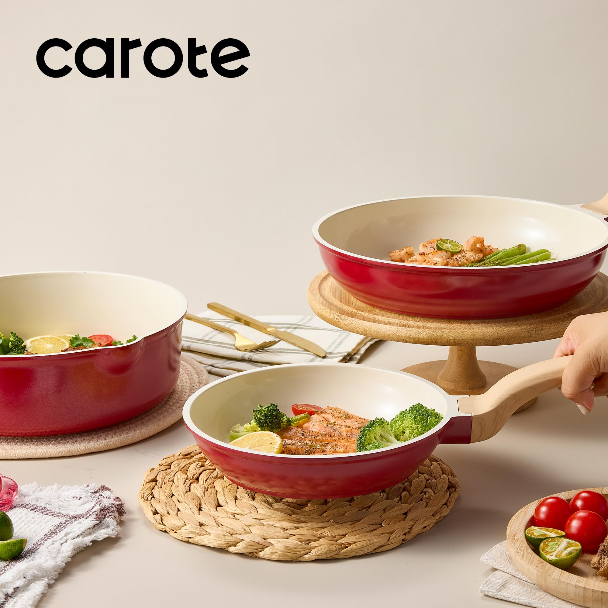 CAROTE 4.5-qt stockpot with lid ideal for soups.