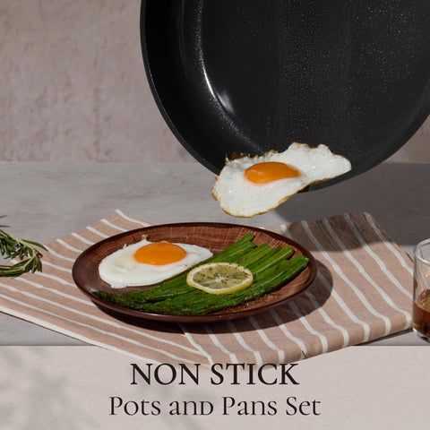 CAROTE three-quart saucepan with lid for sauces and simmering